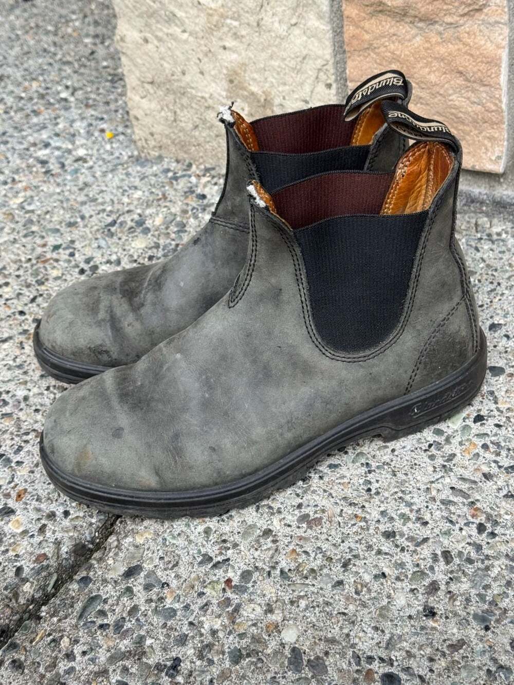 Blundstone 587 Classic Chelsea Boots In Rustic Black View 2